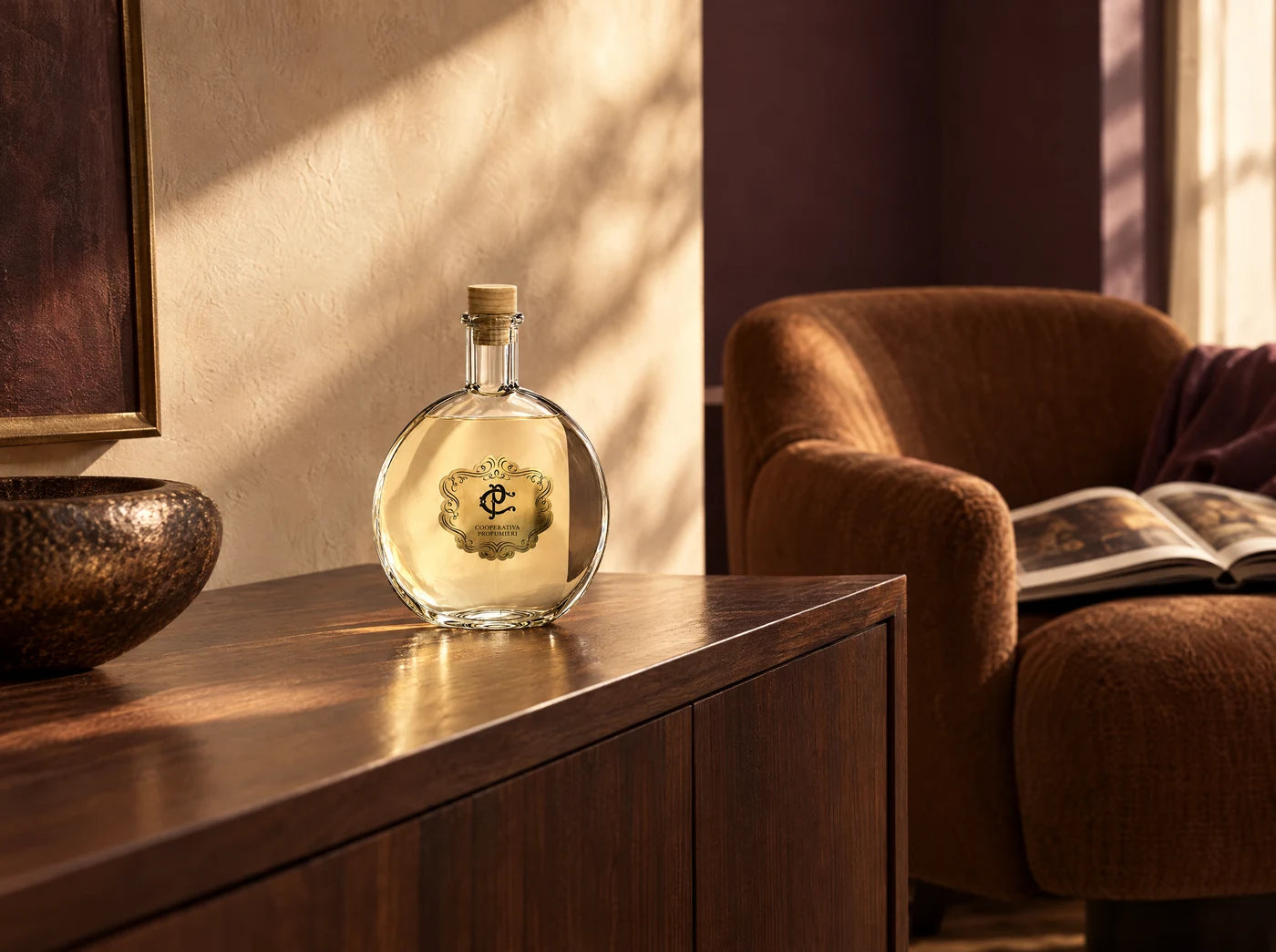 Cooperativa Profumieri op een houten console in warm middaglicht
